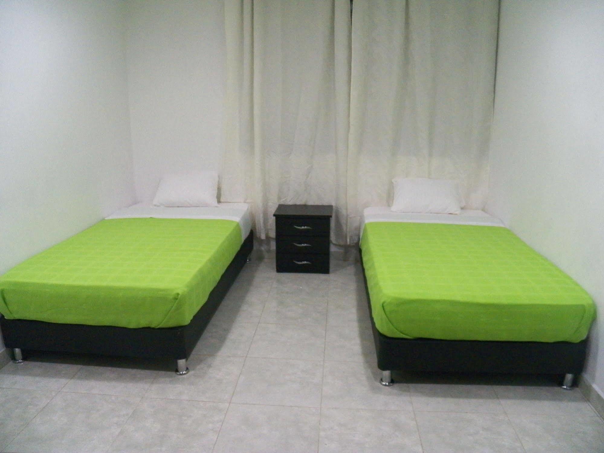 Hostal Deluxe Santander 马尼萨莱斯 外观 照片