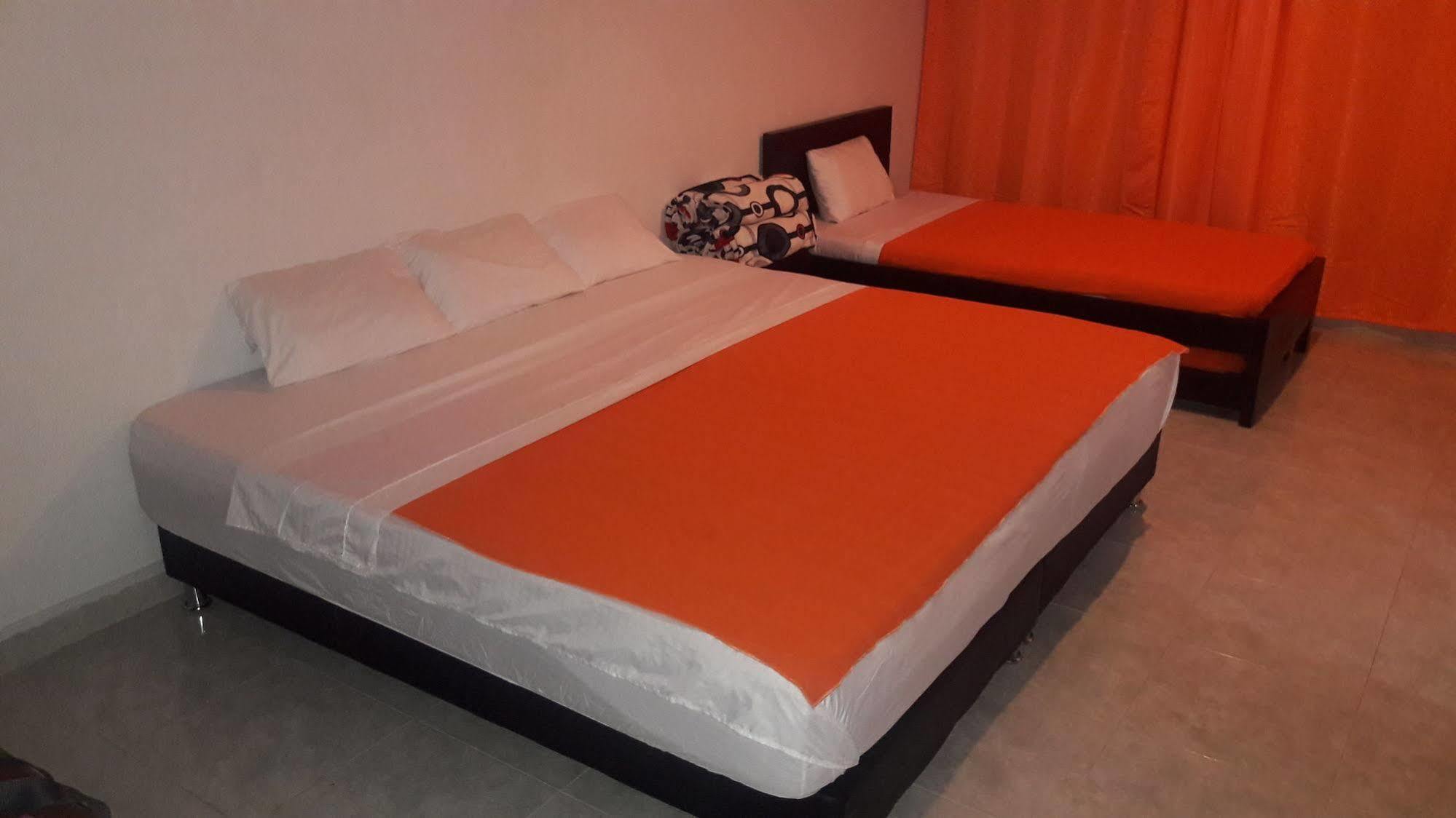 Hostal Deluxe Santander 马尼萨莱斯 外观 照片